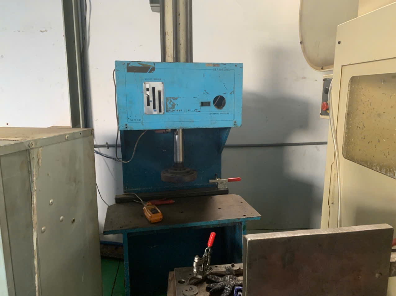 Hydraulic pressing machine.jpg